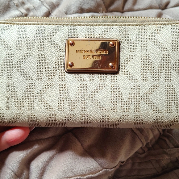 Michal Kors Bag & Wallet set - Picture 6 of 11